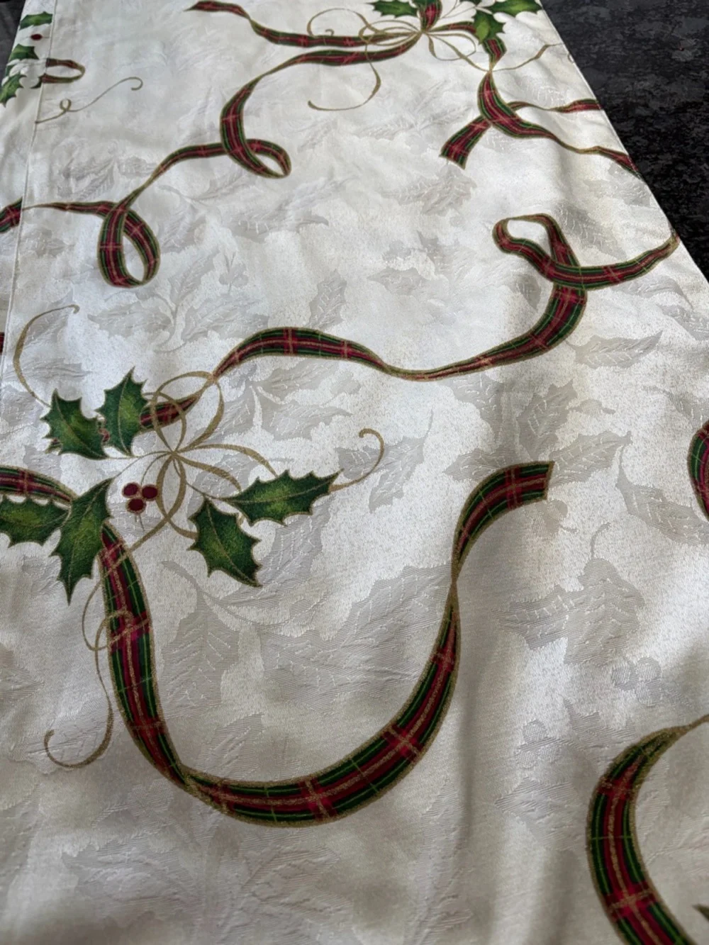 Holiday Nouveau Holly & Plaid Table Runner - Ivory and Green 90 x 14